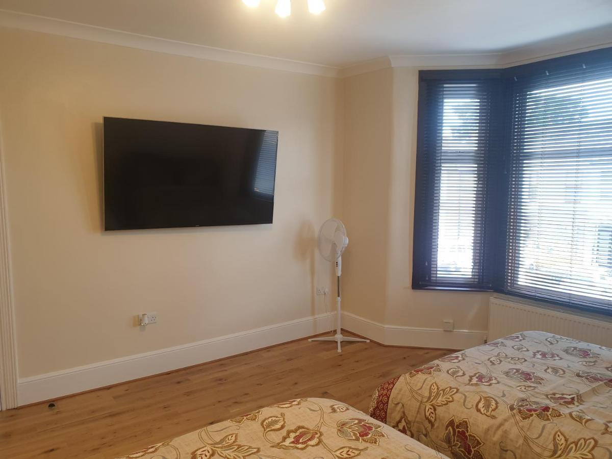 London Luxury Apartments 5 Min Walk From Ilford Station, With Free Parking Free Wifi المظهر الخارجي الصورة