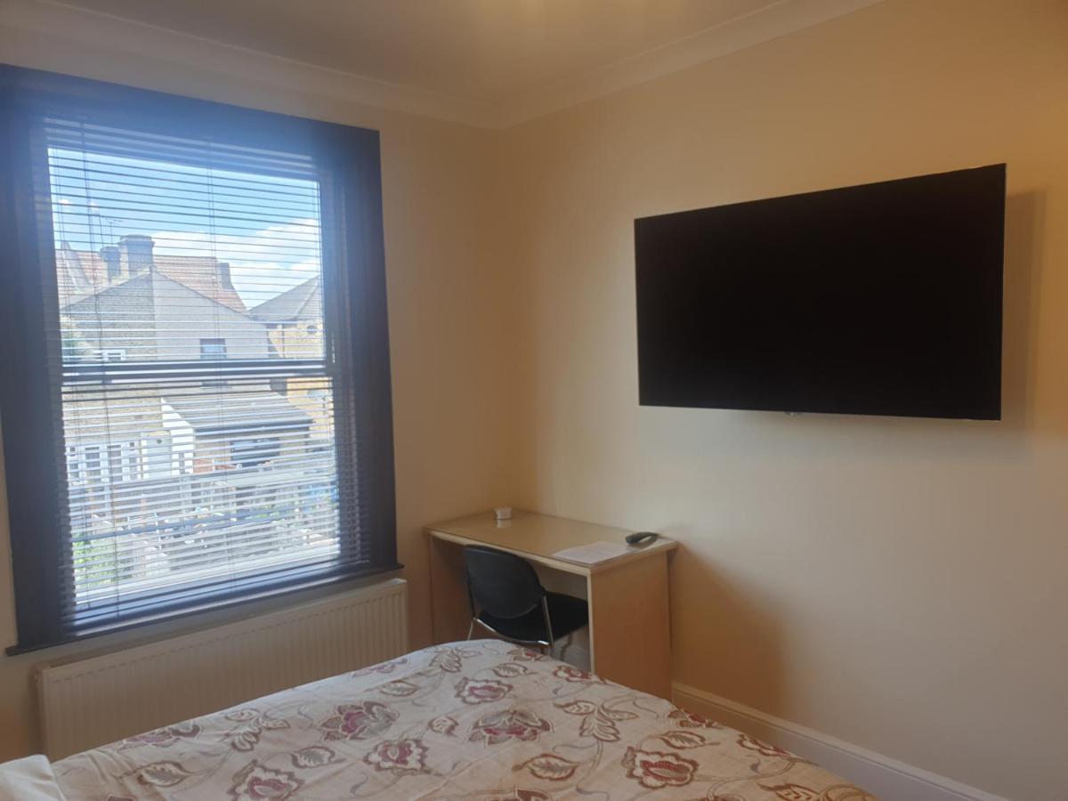 London Luxury Apartments 5 Min Walk From Ilford Station, With Free Parking Free Wifi المظهر الخارجي الصورة